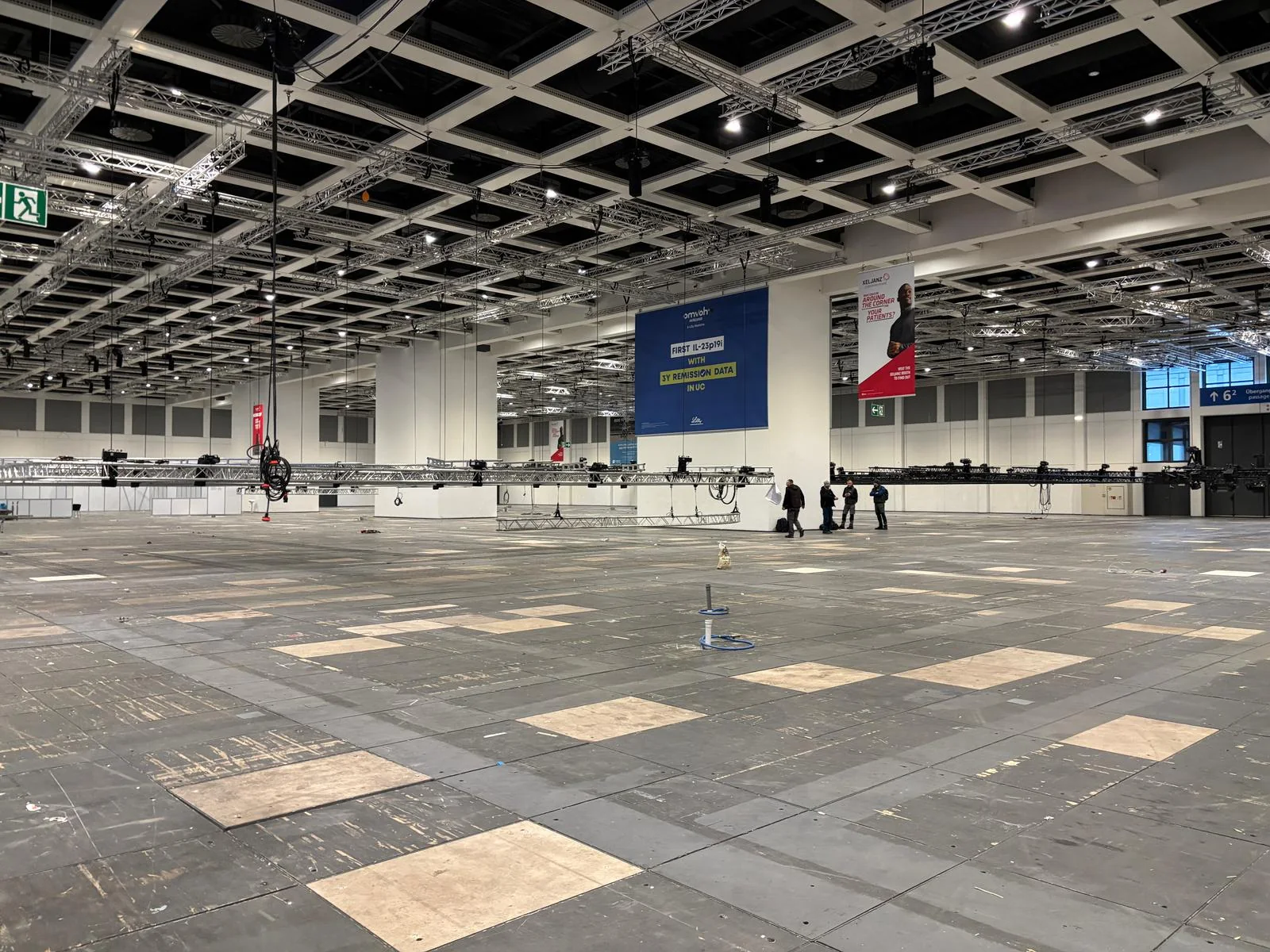 Übersicht der Messehalle in Berlin vor dem Aufbau