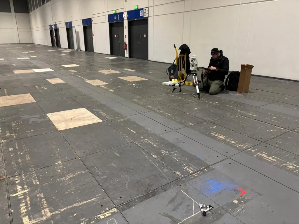 3DM-Team mit Totalstation bei der Messevorbereitung in Berlin