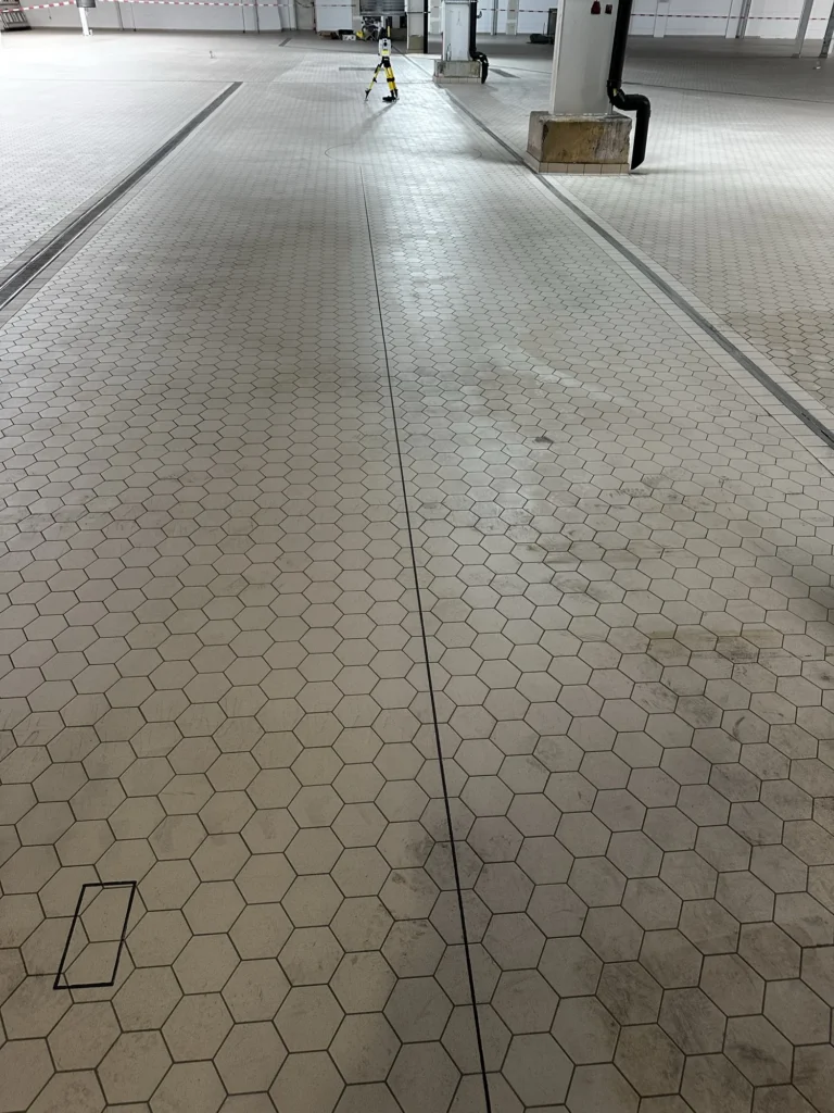 Gedruckte Maschinenpositionen auf dem Hallenboden