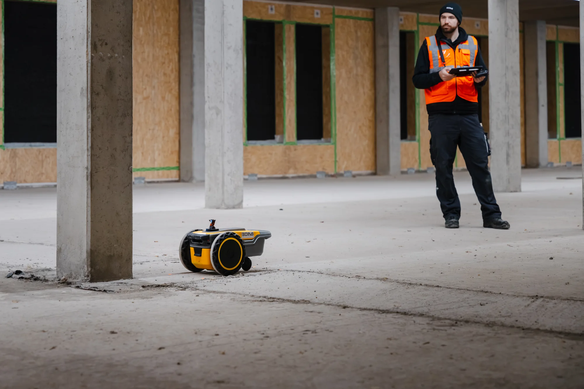 HP SitePrint mit Mitarbeiter auf der Baustelle der Feuerwehr Ennepetal