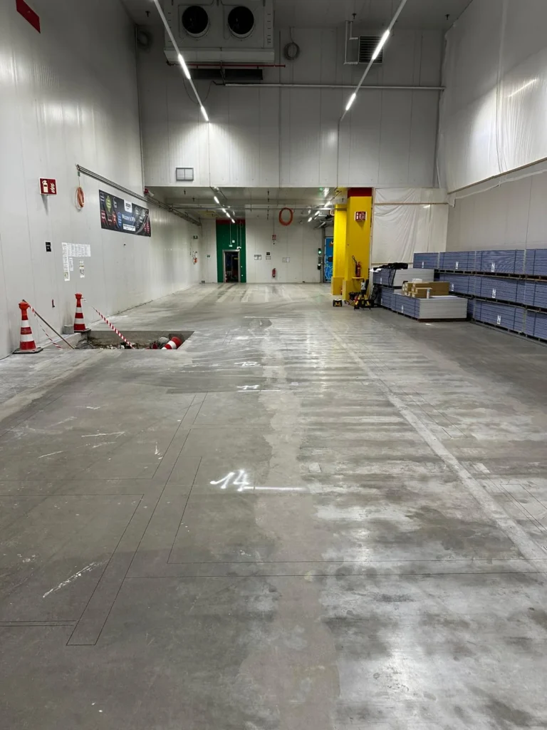 Gedruckter Grundriss im Logistikzentrum